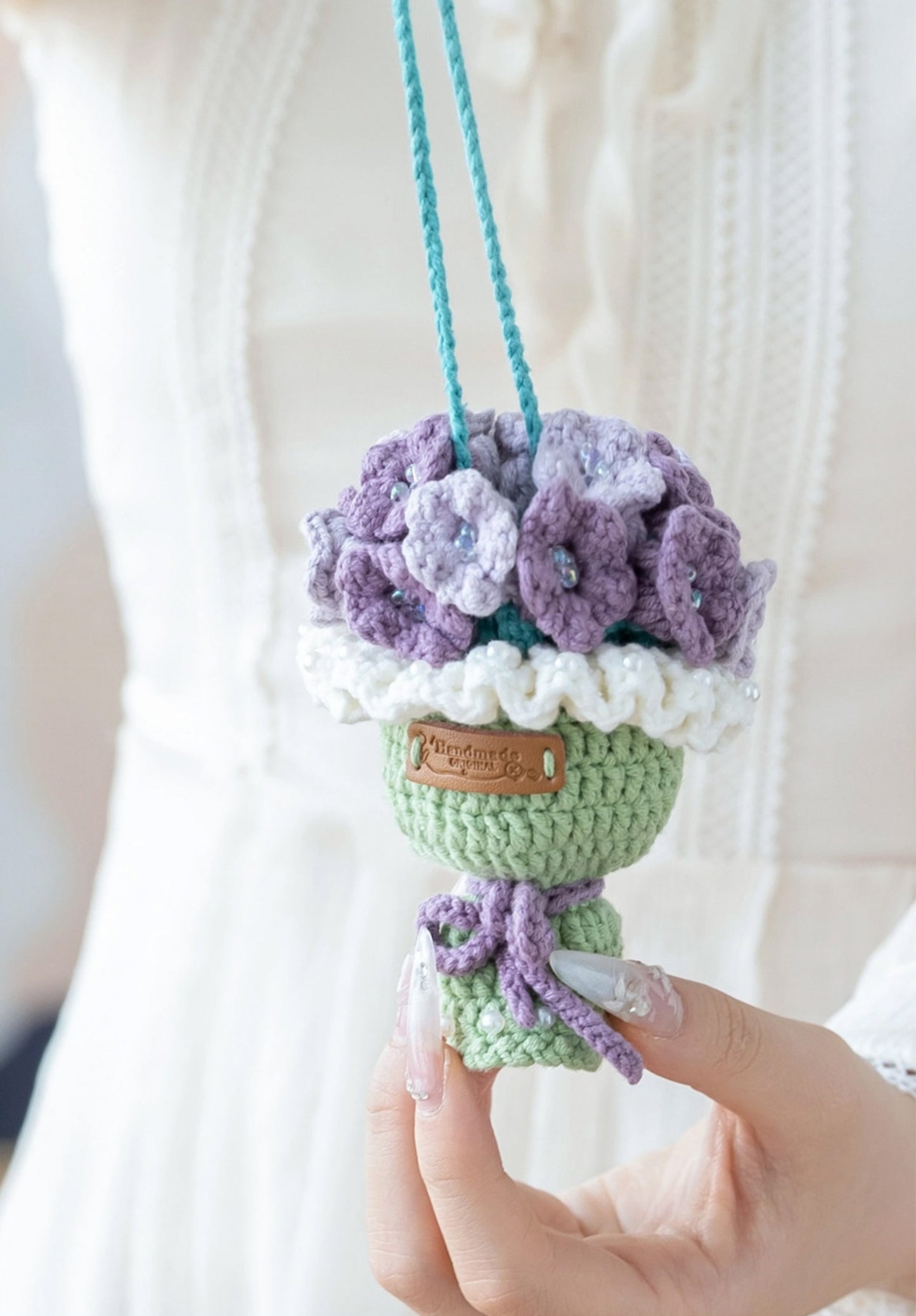 Häkelgarn-Set mit Blumen-Eierbeutel
