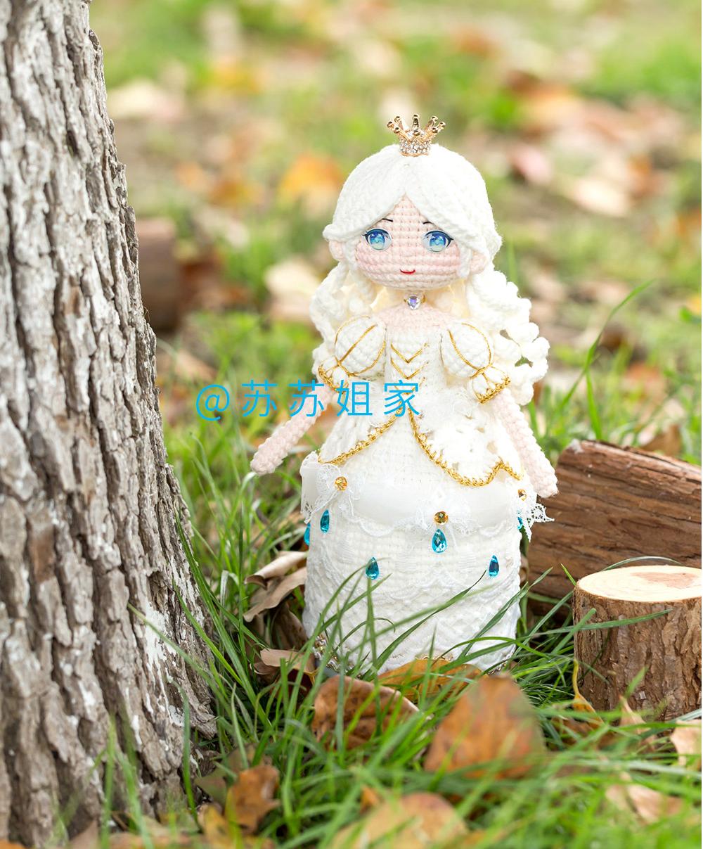 Red and White Queen Crochet Pattern